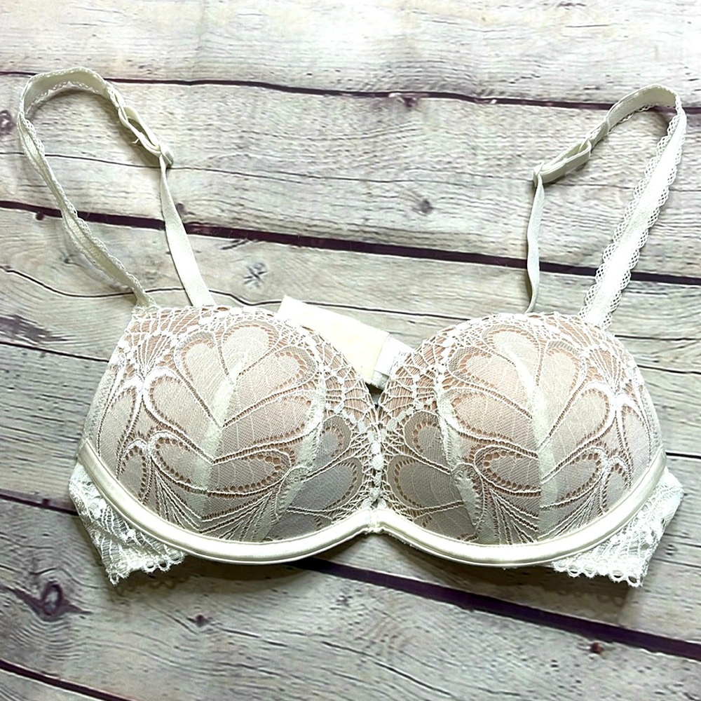 White Lace Push Up Wonderbra Size 34A